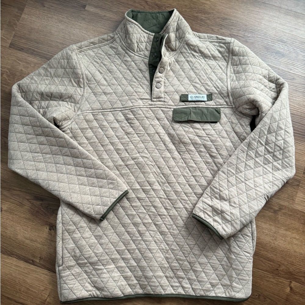 NWOT - Magellan Outdoors - Men's Quilted 1/4 Snap Pullover - Beige and Green